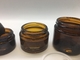 De transparante Kosmetische Vorm van Nieuwe vullingsamber glass jar straight round met Plastic Zwart Deksel